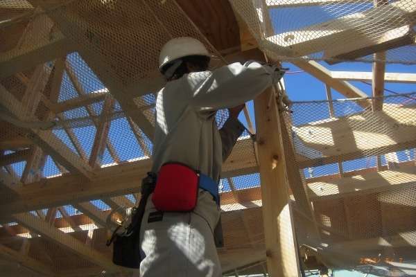 【木造】安全ネットの取り付け作業